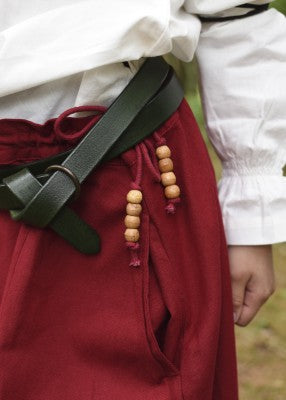 Jupe Lucia pour enfant en coton rouge, détail de la taille à cordon et perles en bois pour reconstitution, GN ou LARP enfant
