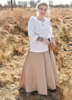 Jupe unie beige en coton portée en extérieur, avec coupe ample pour reconstitution, GN ou LARP