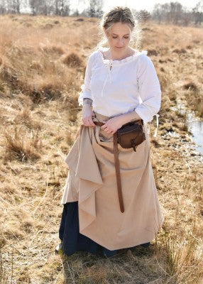 Jupe unie beige en coton portée avec pan relevé, pour reconstitution, GN ou LARP
