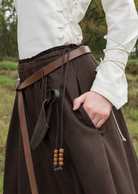 Détail de la poche intérieure et du cordon perlé de la jupe marron en coton