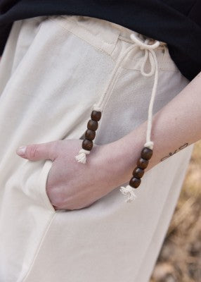 Détail de la poche intérieure et du cordon perlé de la jupe naturelle en coton