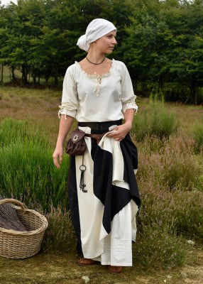 Jupe bicolore noir et naturel portée en extérieur, avec pan relevé pour tenue de reconstitution, GN ou LARP