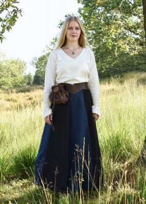 Jupe bicolore noir et bleu portée en extérieur, avec taille haute et cordon pour reconstitution, GN ou LARP