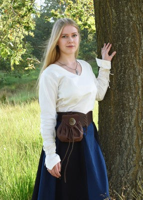 Jupe bicolore noir et bleu en coton portée avec ceinture et aumônière, pour tenue de reconstitution ou GN
