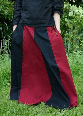 Jupe bicolore noir et rouge en coton, vue de face avec panneaux contrastés pour reconstitution, GN ou LARP