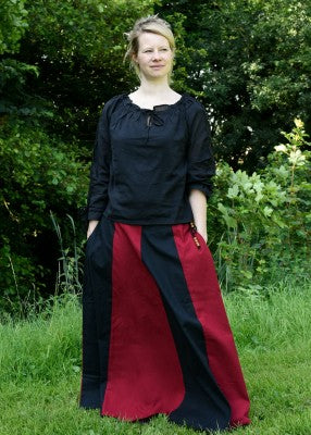 Jupe bicolore noir et rouge portée en extérieur, avec coupe ample pour costume de reconstitution, GN ou LARP