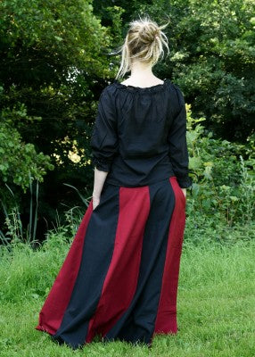 Dos de la jupe bicolore noir et rouge en coton, montrant le tombé ample pour reconstitution, GN ou LARP