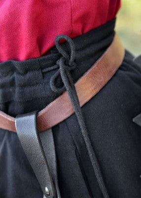 Détail du cordon de serrage de la jupe rouge en coton, porté à la taille