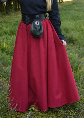 Jupe unie rouge en coton portée de face, avec coupe évasée pour reconstitution, GN ou LARP