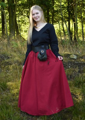 Jupe unie rouge en coton portée avec haut noir, pour reconstitution, GN ou LARP