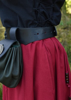 Détail de la taille de la jupe rouge en coton, avec plis, ceinture et aumônière