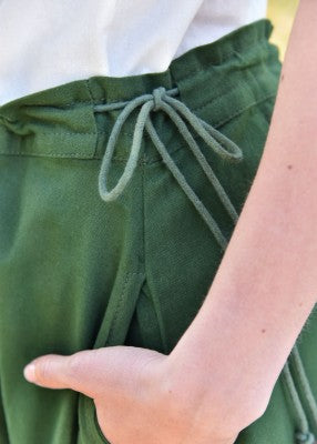 Détail de la taille froncée et du cordon de serrage de la jupe verte en coton