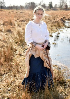 Jupon médiéval bleu en coton porté en extérieur, sous une robe relevée pour tenue de reconstitution, GN ou LARP