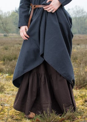 Jupon médiéval noir en coton, porté sous une robe bleue relevée pour tenue de reconstitution, GN ou LARP