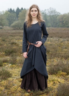 Jupon médiéval brun en coton porté en extérieur, sous une robe relevée pour reconstitution, GN ou LARP