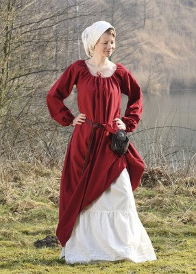 Jupon médiéval naturel en coton porté en extérieur, sous une robe rouge pour reconstitution, GN ou LARP