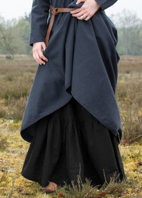 Jupon médiéval brun en coton, porté sous une robe relevée avec volant froncé visible