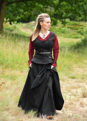Jupon médiéval noir en coton porté en extérieur, sous une tenue de reconstitution, GN ou LARP
