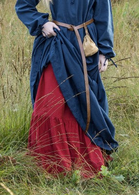 Jupon médiéval rouge en coton, porté sous une robe bleue relevée avec volant froncé visible