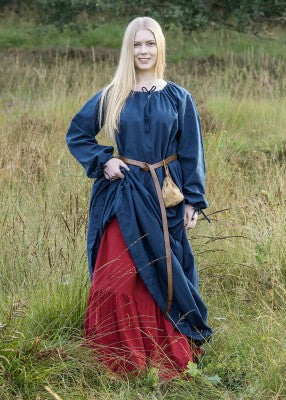 Jupon médiéval rouge en coton porté en extérieur, sous une robe bleue pour reconstitution, GN ou LARP