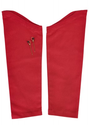 Paire de manches amovibles rouges en coton, présentées à plat avec deux épingles décoratives