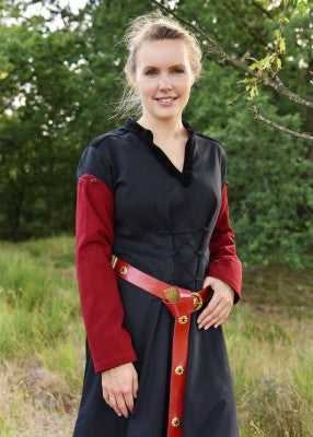 Manches amovibles rouges portées sur une robe noire, pour reconstitution historique, GN et LARP
