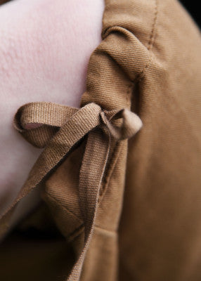 Pantalon court Jonte pour enfant en coton marron, détail du bas ajustable avec liens pour reconstitution, GN ou LARP enfant