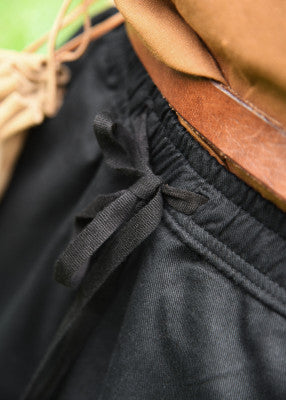 Pantalon court Jonte pour enfant en coton noir, détail de la taille avec cordon de réglage pour reconstitution, GN ou LARP