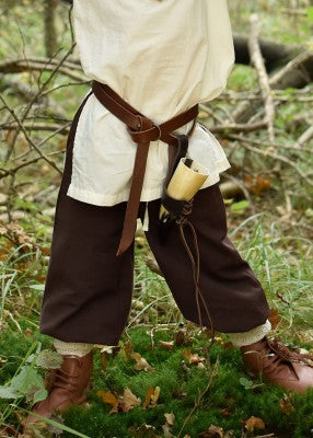 Pantalon large Thore pour enfant en coton brun, porté de face avec ceinture et accessoires pour reconstitution, GN ou LARP enfant