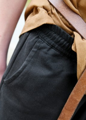 Pantalon large Thore pour enfant en coton noir, détail de la poche et de la taille élastiquée pour reconstitution, GN ou LARP