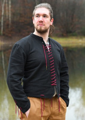 Pourpoint Bernhard noir porté de face, avec laçage rouge bordeaux et coupe ajustée pour reconstitution, GN ou LARP
