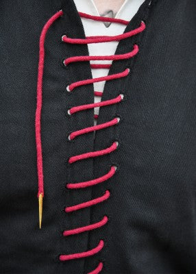 Détail du laçage avant du pourpoint Bernhard noir, avec fermeture par cordon rouge bordeaux