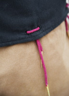 Détail d’un point d’attache du pourpoint Bernhard noir, prévu pour fixer des chausses