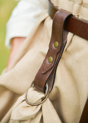 Relève-jupe brun en cuir porté à la ceinture, avec deux anneaux pour tenue de reconstitution, GN ou LARP