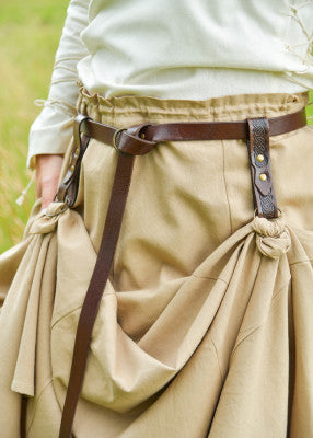 Relève-jupe brun embossé porté avec jupe relevée, pour tenue de reconstitution, GN ou LARP