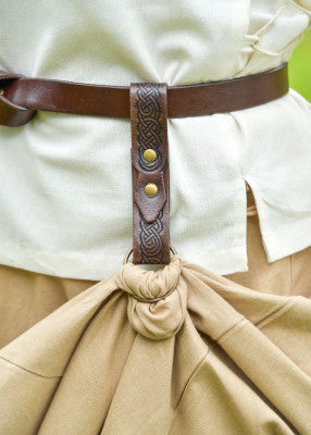 Relève-jupe brun embossé en cuir, porté de face à la ceinture pour GN, LARP ou reconstitution