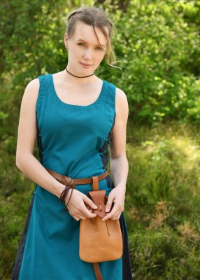 Robe sans manches Jarle bleu pétrole portée en extérieur, longueur au sol, tombé fluide et silhouette dégagée