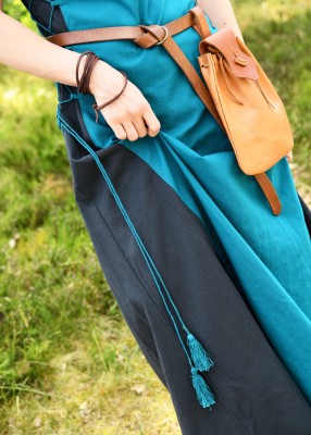 Détail du laçage latéral et des panneaux contrastés sur robe sans manches Jarle bleu pétrole en coton