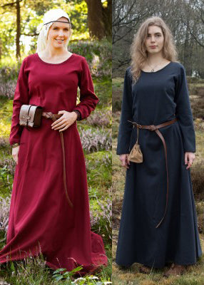 Robe Afra en coton canvas présentée en deux coloris, bordeaux et bleu nuit, pour reconstitution historique, GN et LARP