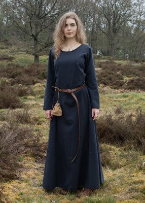 Robe Afra bleu nuit en coton canvas portée avec ceinture et aumônière pour reconstitution historique, GN et LARP