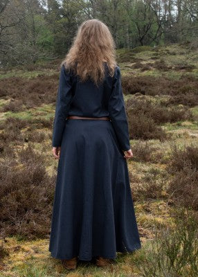 Vue arrière de la robe Afra bleu nuit avec jupe évasée et beau tombé en reconstitution historique, GN et LARP