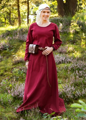Robe Afra bordeaux en coton canvas portée en extérieur avec ceinture pour reconstitution historique, GN et LARP