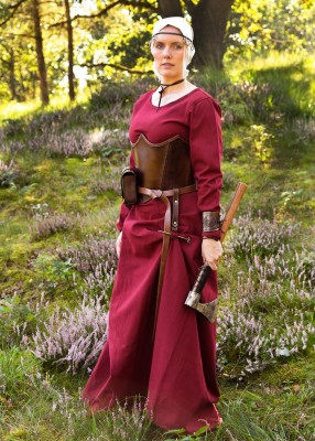 Robe Afra bordeaux portée avec ceinture, brassard et hache pour reconstitution historique, GN et LARP