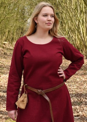 Portrait de la robe Afra bordeaux en coton canvas portée avec ceinture et aumônière