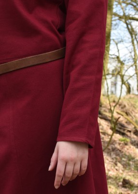 Détail de la manche longue et du tissu bordeaux de la robe Afra en coton canvas