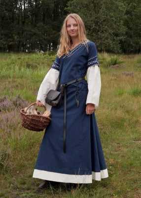Robe Alvina bleu et blanc portée avec panier et aumônière pour reconstitution historique, GN et LARP