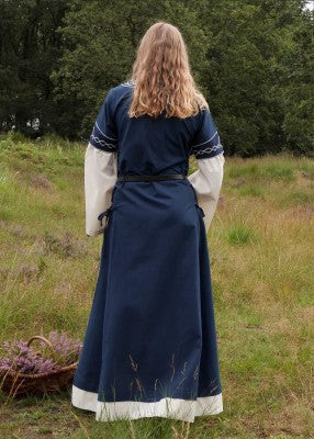 Vue arrière de la robe Alvina bleu et blanc avec coupe longue ample pour reconstitution historique, GN et LARP
