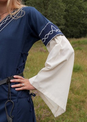 Détail de la manche évasée brodée de la robe Alvina bleu et blanc pour reconstitution historique, GN et LARP