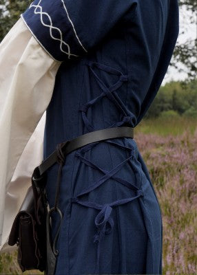 Détail du laçage latéral de la robe Alvina bleu et blanc avec ajustement de la silhouette