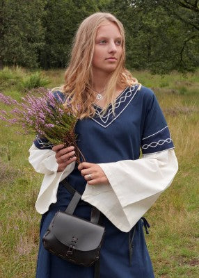Robe Alvina bleu et blanc portée avec bouquet et aumônière pour reconstitution historique, GN et LARP
